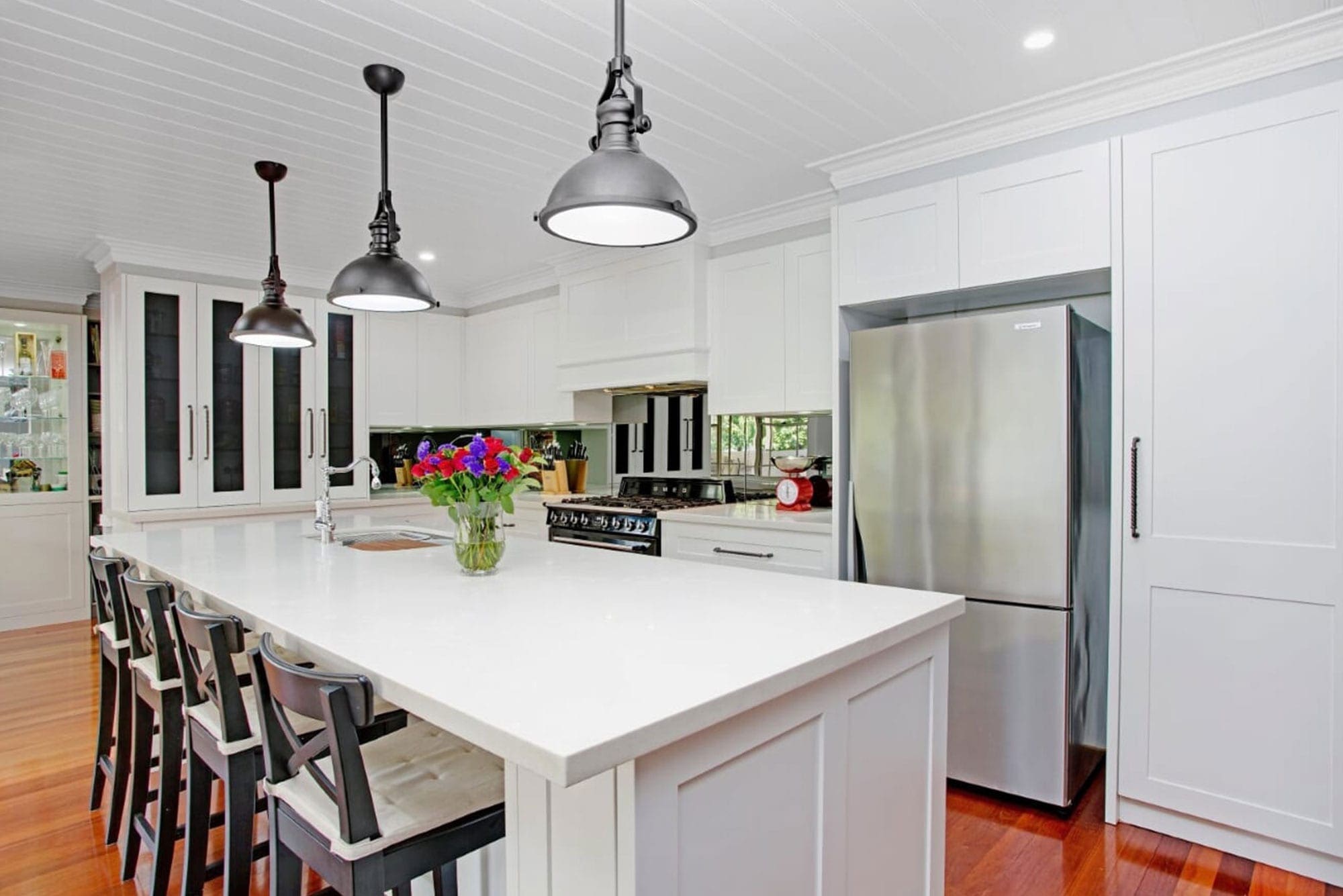 Classic-black-and-white-Hamptons-kitchen-Narellan-Vale-4