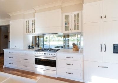 Classic mirrored Hamptons Douglas Park cooktop and range hood view with mirrored splashback