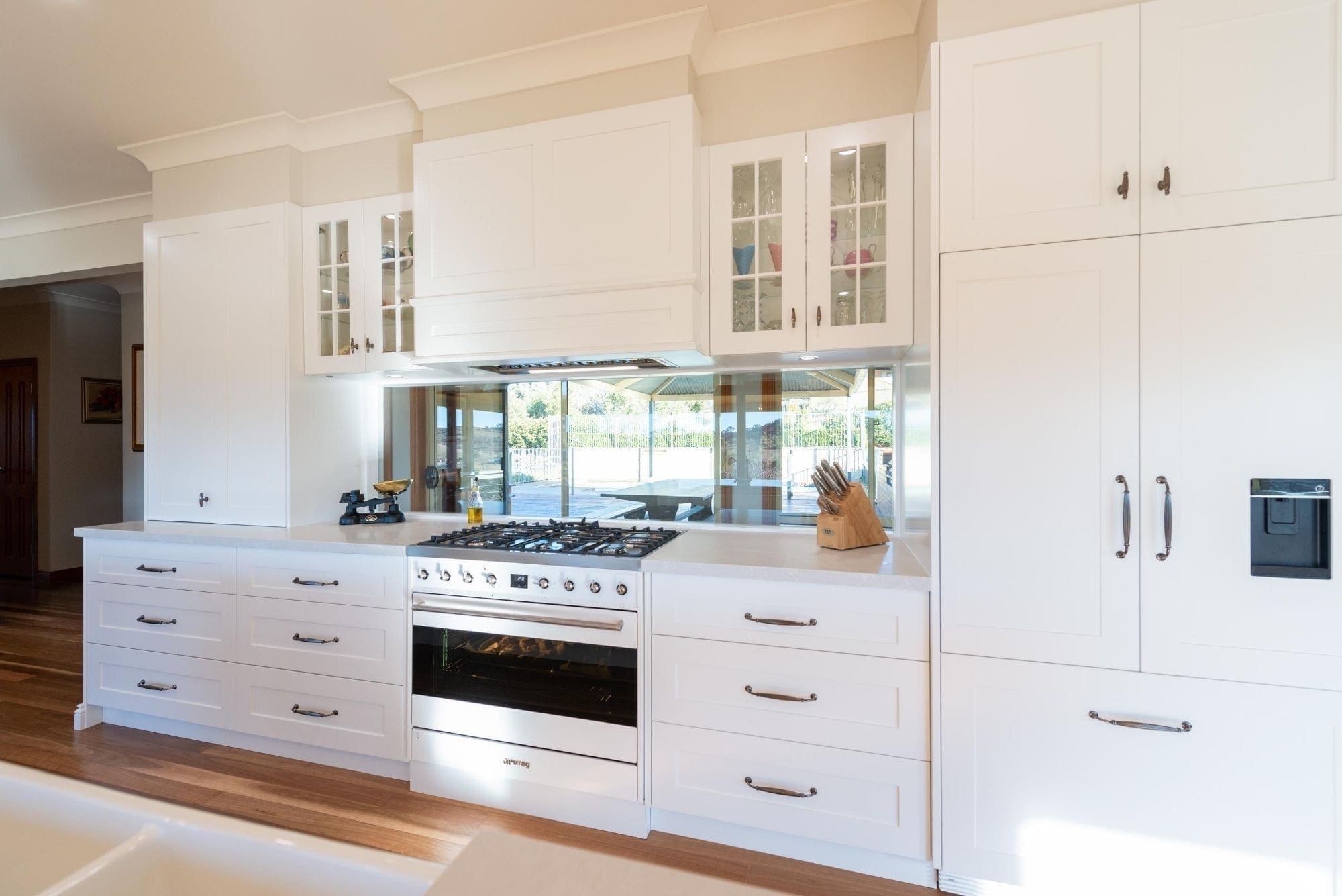 Classic mirrored Hamptons Douglas Park cooktop and range hood view with mirrored splashback