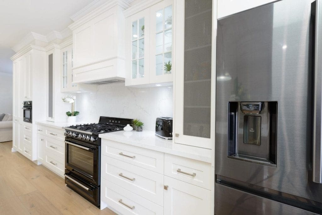 Natural Hamptons Style Kitchen Oak Flats range hood and fridge