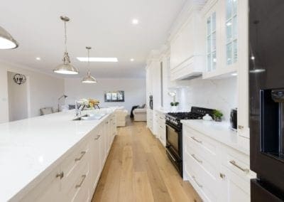 Natural Hamptons Style Kitchen Oak Flats cooktop run and light pendants