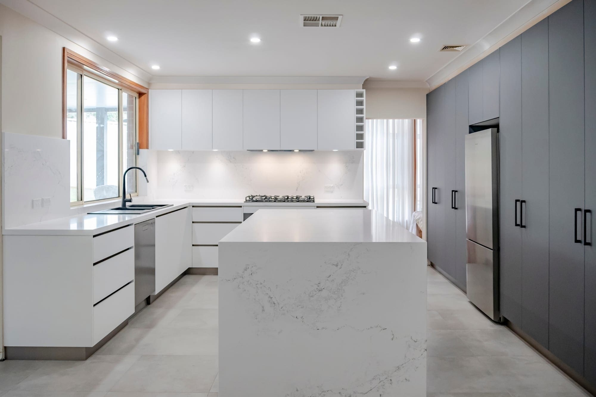 Sleek-black-and-white-matt-kitchen-two-toned-Harrington-Park