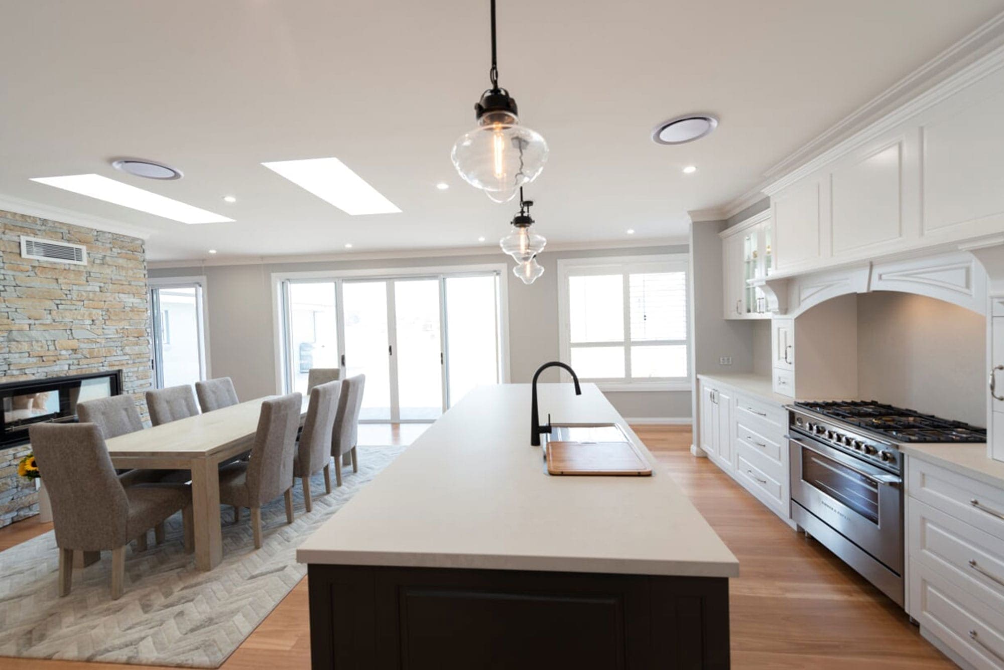Striking-two-tone-Hamptons-kitchen-freestanding-oven-Werombi (1)