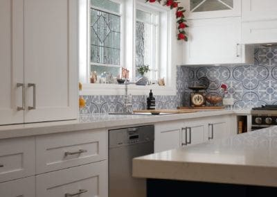 Dramatic two toned kitchen Blakehurst dishwasher with mosaic splashback