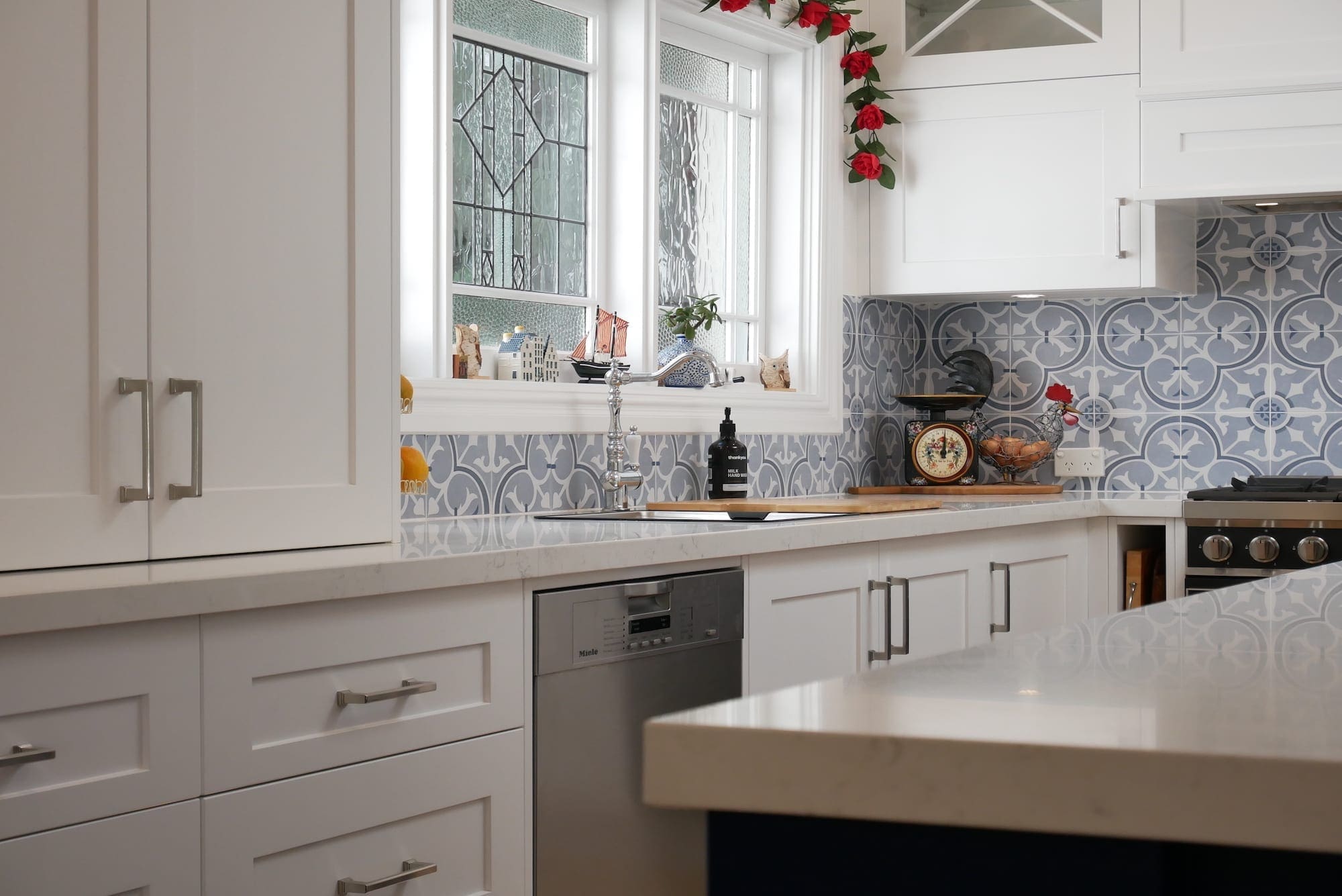 Dramatic-two-tone-kitchen-Blakehurst-dishwasher