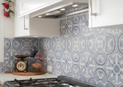 Dramatic two toned kitchen Blakehurst mosaic splashback