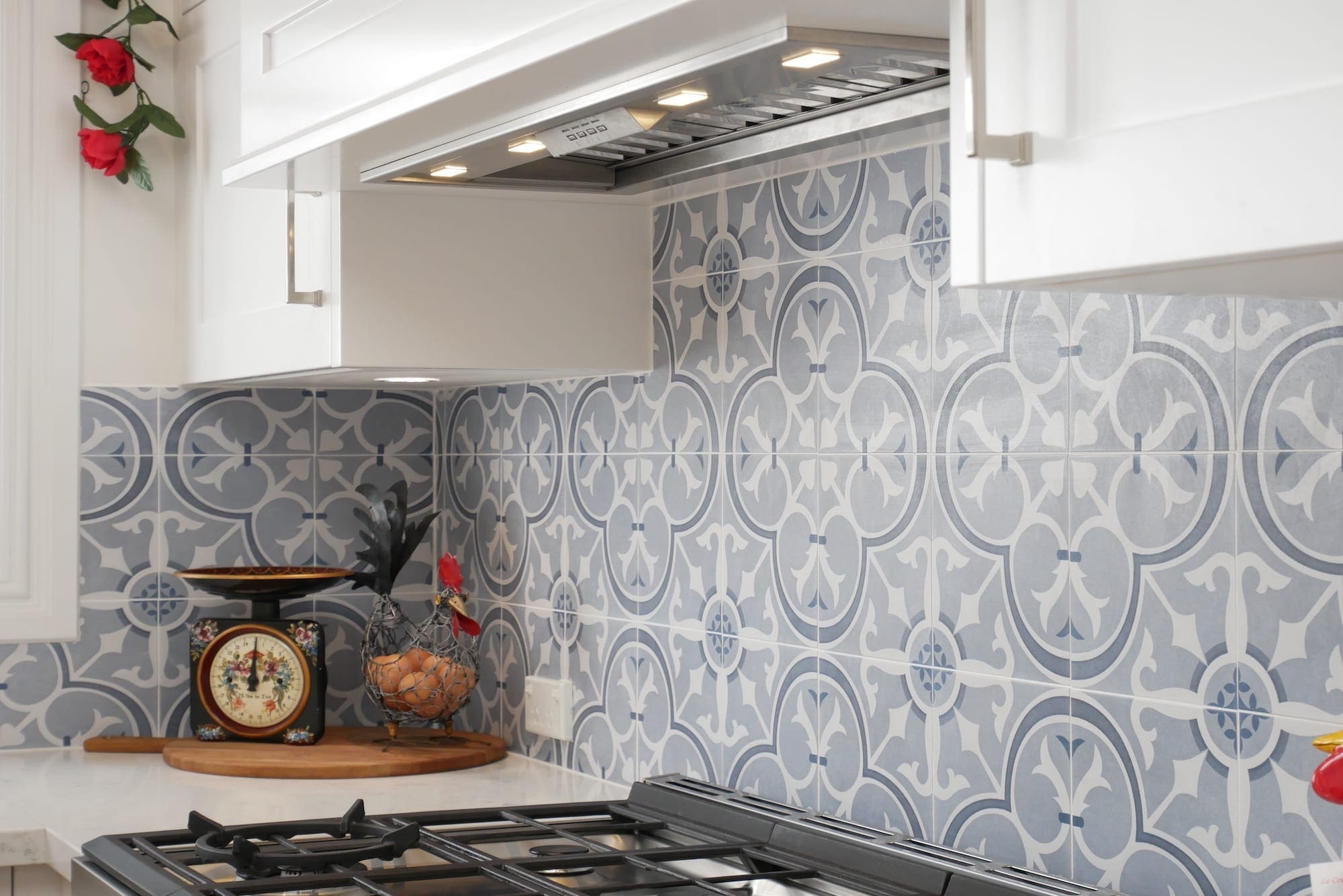 Dramatic-two-tone-kitchen-Blakehurst-mosaic-splashback
