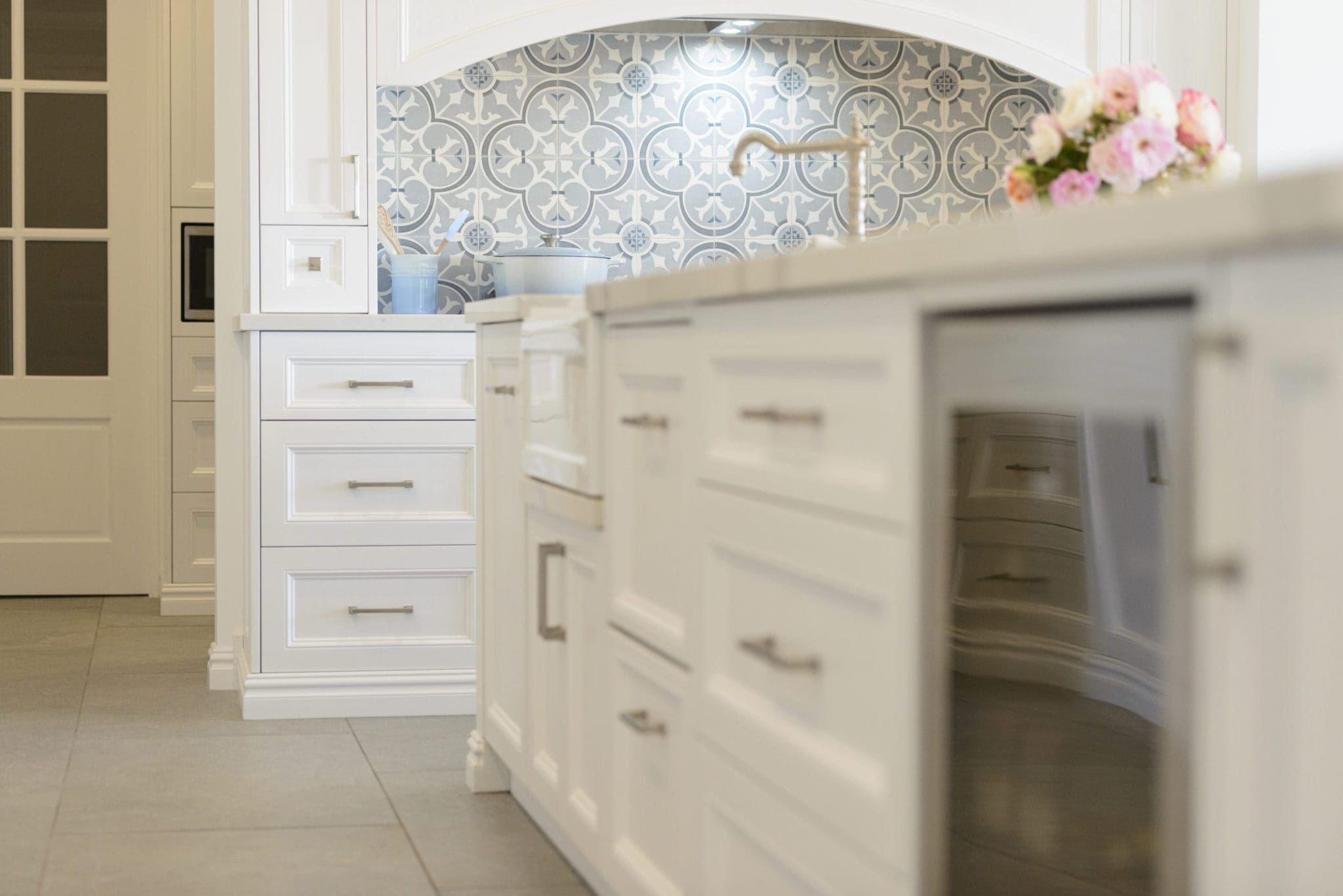 Light-Antique-luxury-kitchen-island-appliances-Kirkham-scaled