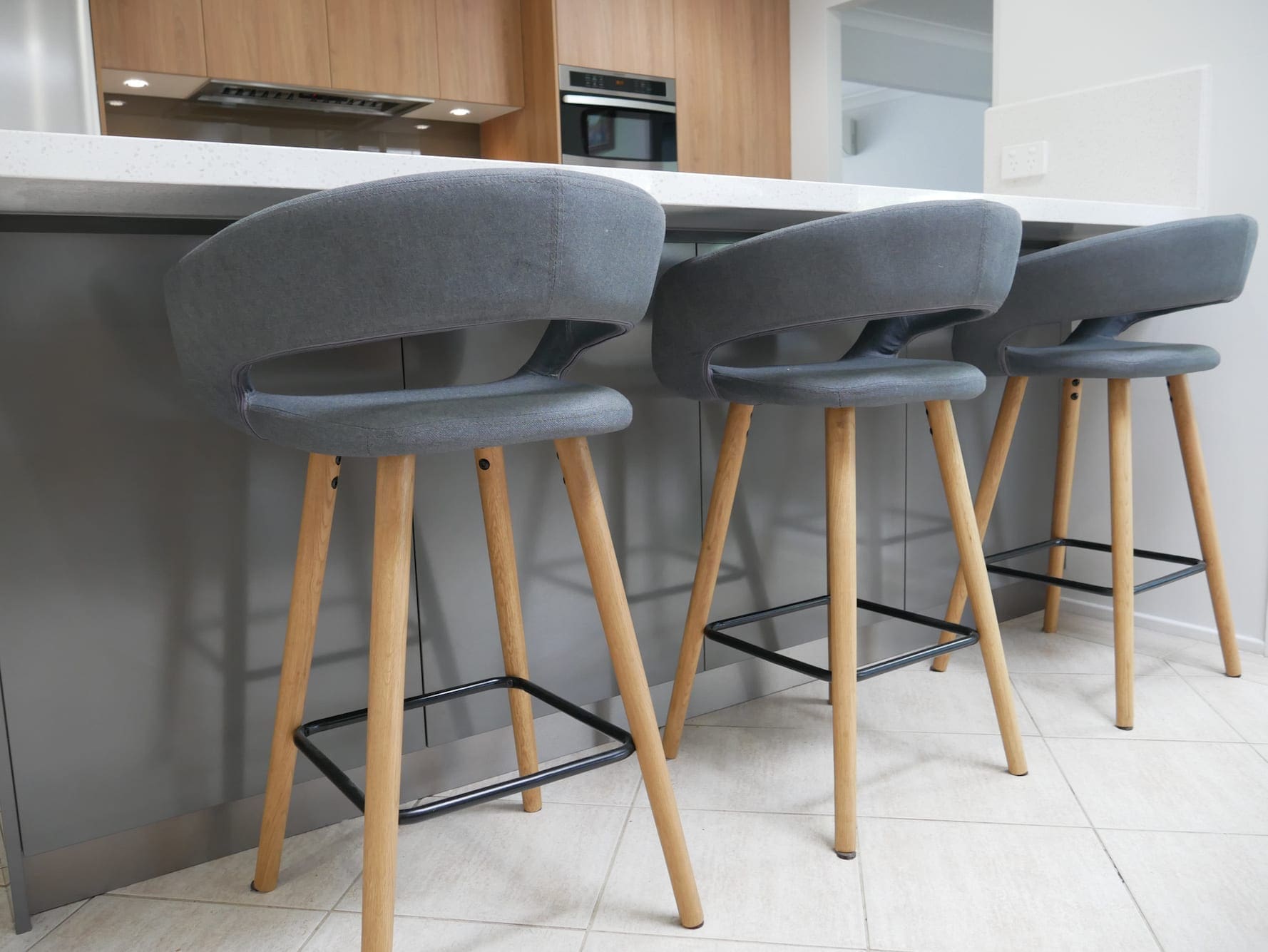 Modern-easy-living-kitchen-Matt-Blatt-bar-stools-Elderslie (1)