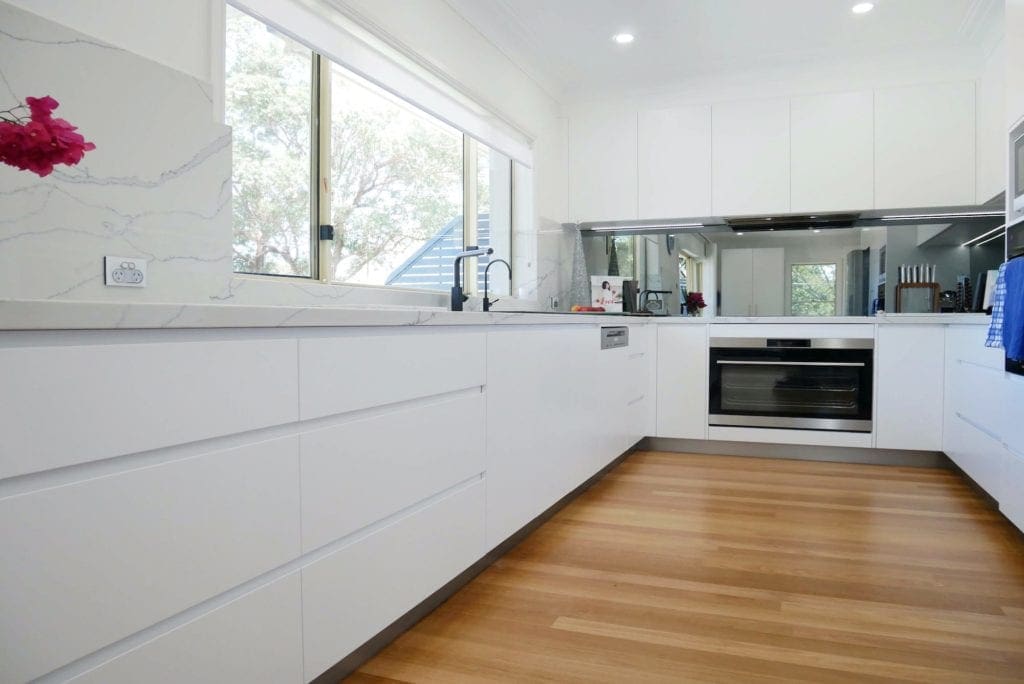 streamlined glamour kitchen blakehurst white polyurethane drawers