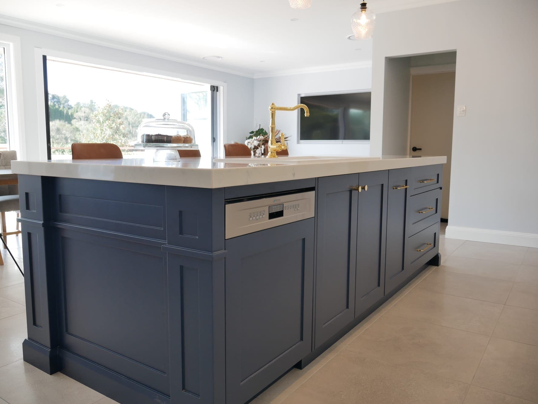 Two-Toned-Easy-Living-Kitchen-integrated-dishwasher-Bowral