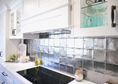 Dramatic two toned kitchen metallic silver tiled splashback