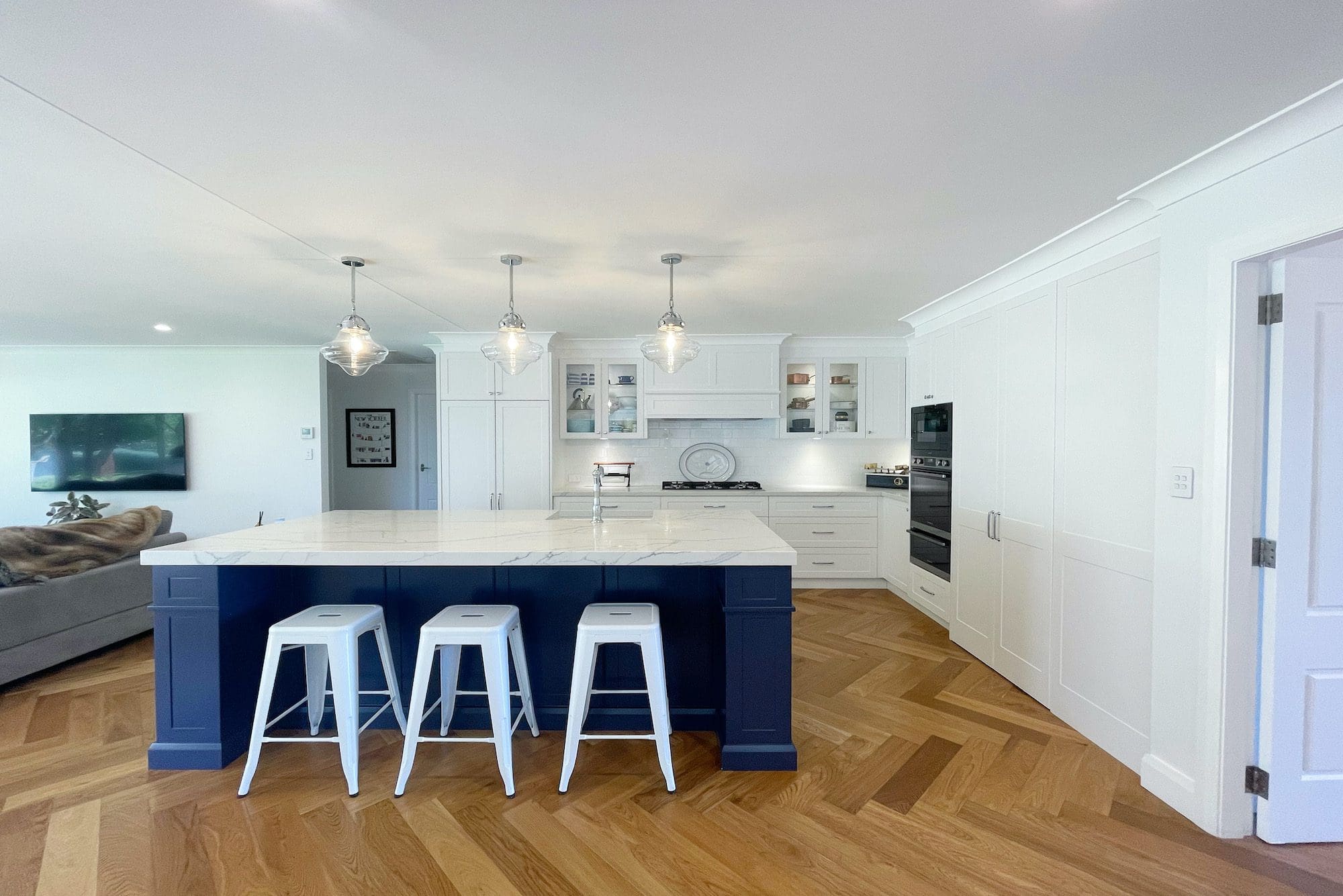 Timeless classic kitchen Moss vale with blue kitchen island
