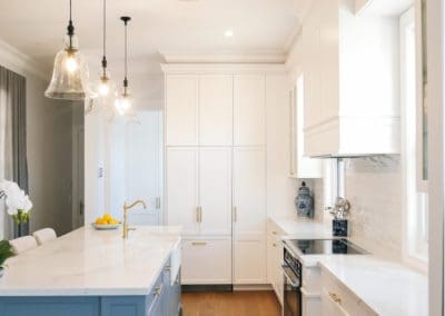glamorous and bold two toned hamptons kitchen shell cove