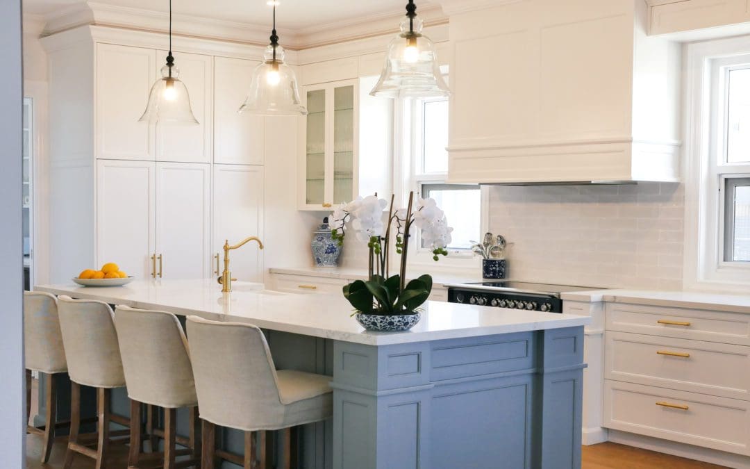 Glamorous and Bold Two-Toned Hamptons Kitchen Shell Cove