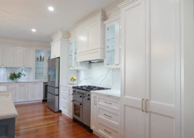 Elegant refined two toned kitchen Harrington Park kitchen cooktop run