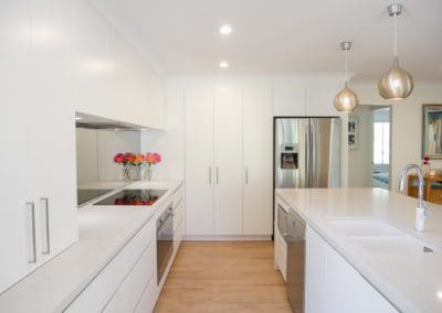 Stylish-mirrored-modern-kitchen-Burradoo-cabinetry