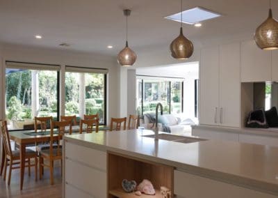 stylish-modern-mirrored-kitchen-burradoo-garden-window