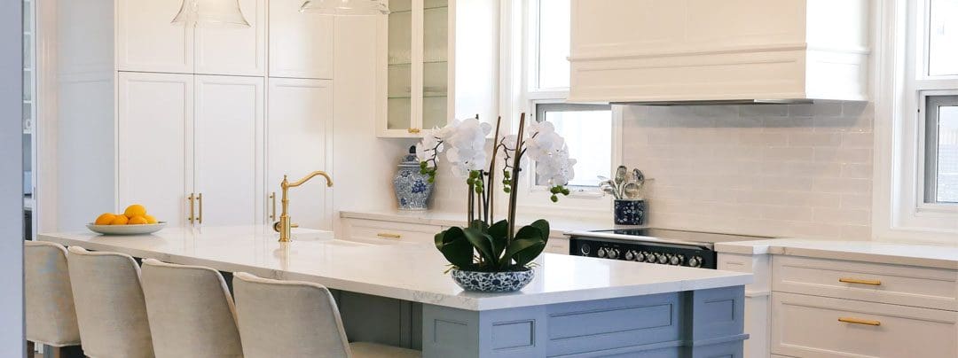 glamorous and bold two tones hamptons kitchen shell cove