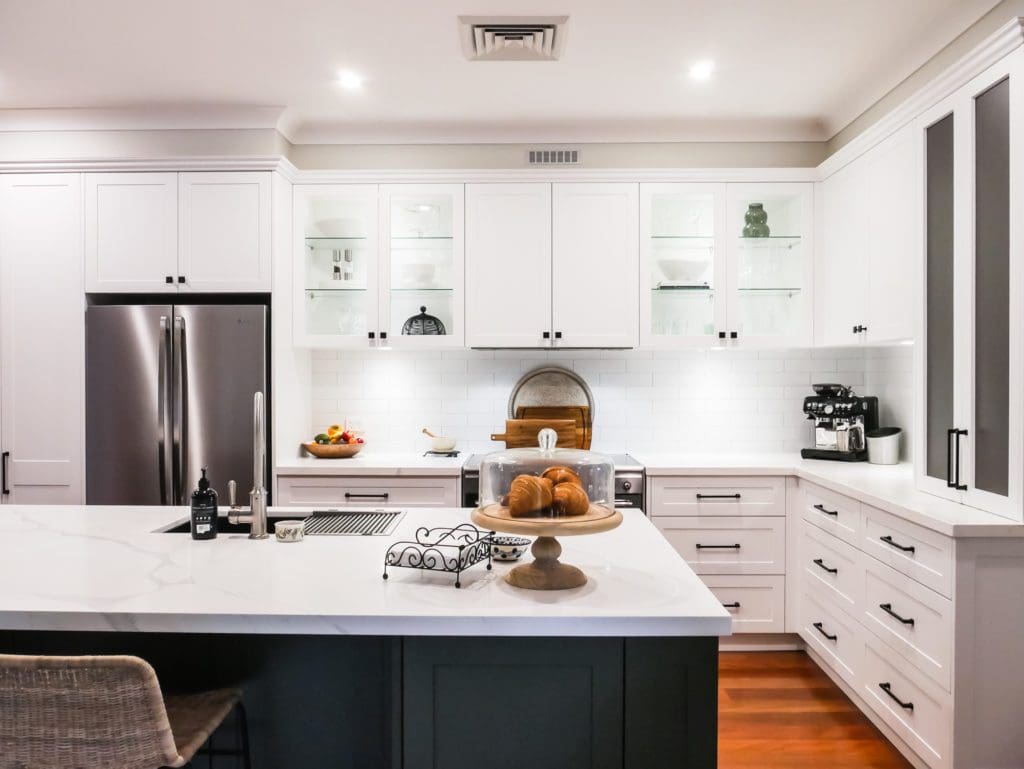 two toned luxury hamptons kitchen elderslie banner