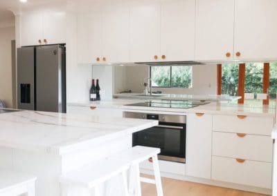 simple stylish white kitchen bowral mirror splashback