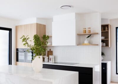 Contemporary three-toned kitchen featuring a stylish blend of contrasting colours and modern design elements for a sophisticated look.
