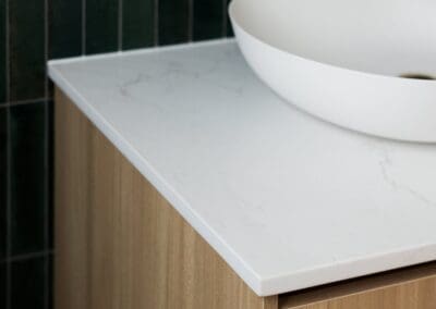 Smartstone’s Da Vinci Blanco stone in a sleek 20mm finish used for vanities throughout the house, perfectly pairing with the Plantation Ash woodmatt cabinetry.