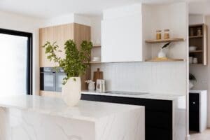 Modern three-toned kitchen in Harrington Grove, featuring a stylish blend of contrasting colours and sleek design elements for a sophisticated, contemporary appearance.