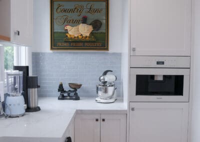 An elegant Turner Novi butler’s sink makes a dramatic statement on the island, complemented by a smaller Cuisine butler’s sink in the butler’s pantry.