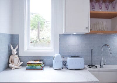 Butler's pantry feature Gessi mixers in a chrome finish, perfectly complementing the chrome handles.