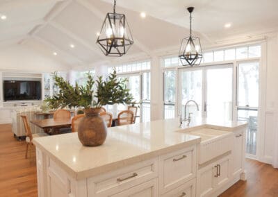 Caesarstone Bianco Drift, featuring 40mm mitred edges and 60mm on the island.