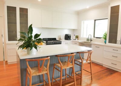 Country-style two-tone Hamptons kitchen in Colo Vale featuring a mix of light and dark cabinetry, rustic accents, and a spacious layout