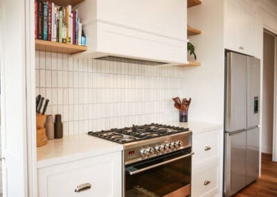 Fisher & Paykel freestanding oven paired with a Fisher & Paykel integrated rangehood in the kitchen.