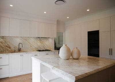 bespoke kitchen with a Calacatta Monet marble island bench featuring lamb’s tongue edging.